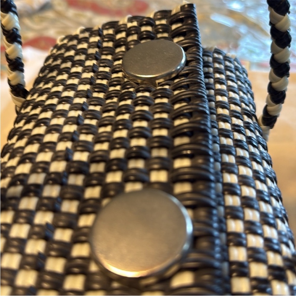 Stylish Black and White Woven Handbag - Picture 4 of 12
